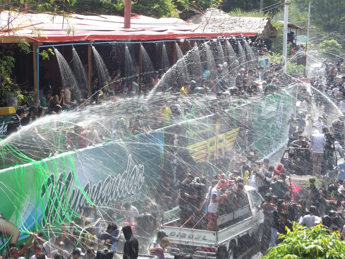 Thingyan Wasser
