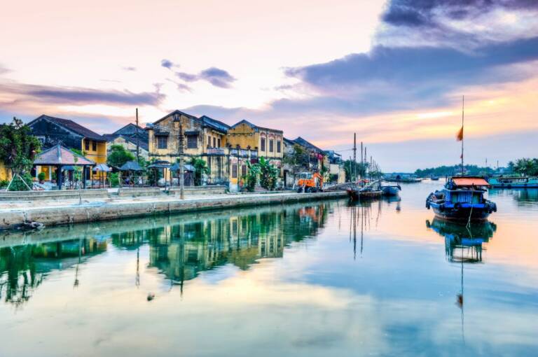 thu-bon-fluss-hoi-an-vietnams-wasser-reflexionen-istock_16664899_xlarge-2