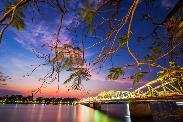 TRANG TIEN BRÜCKE HUE, VIETNAM, Nachtleben in Hue, Vietnam