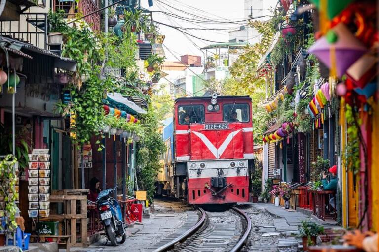 hanoi-train-street-3