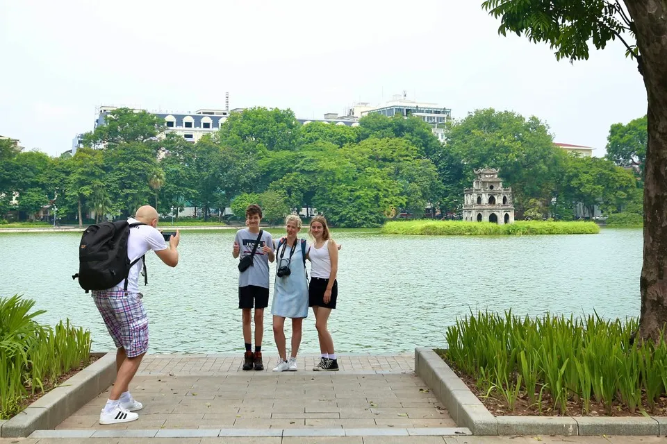 vietnam reise mit kindern  hoan kiem lake